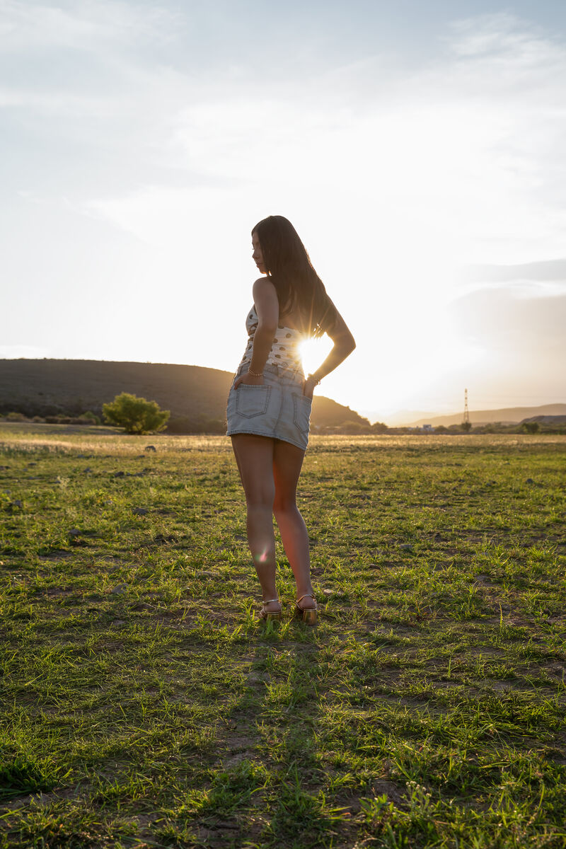 Miranda a contraluz en el campo