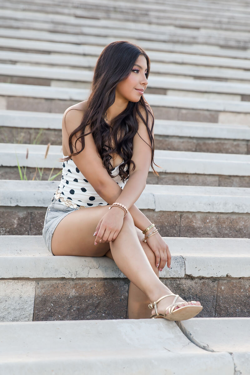 Miranda sentada en las gradas