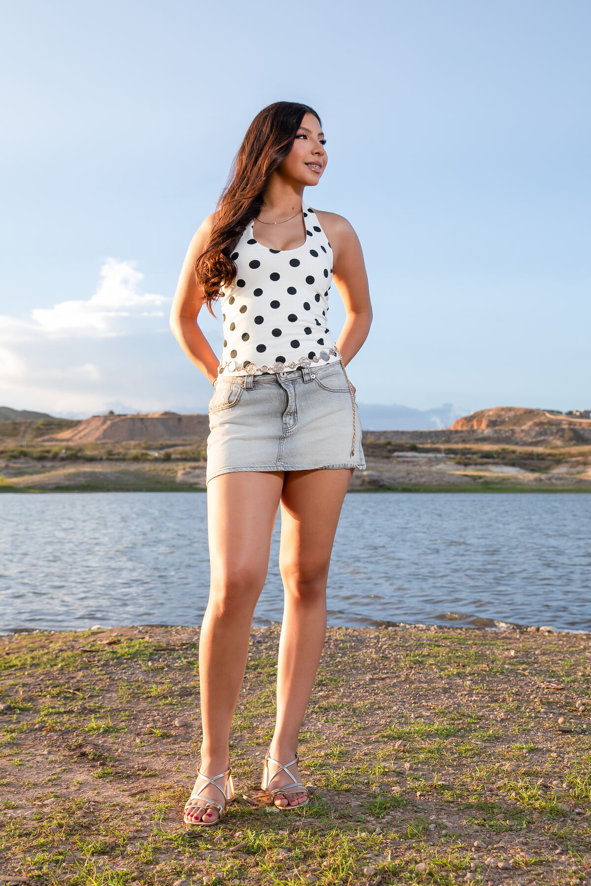 Miranda a la orilla del lago